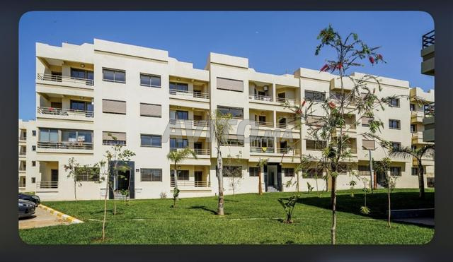 زميلة سكن فتاة