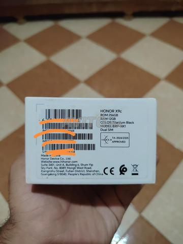 Honor x9c 256 Go. RAM 12. Batterie 6300 mAh. - 2