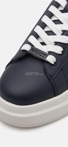 حذاء رياضي Guess أزرق/أبيض