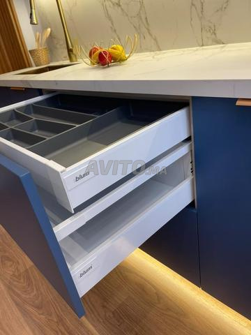 Cuisine équipée bien optimisée sur mesure en bois - 2