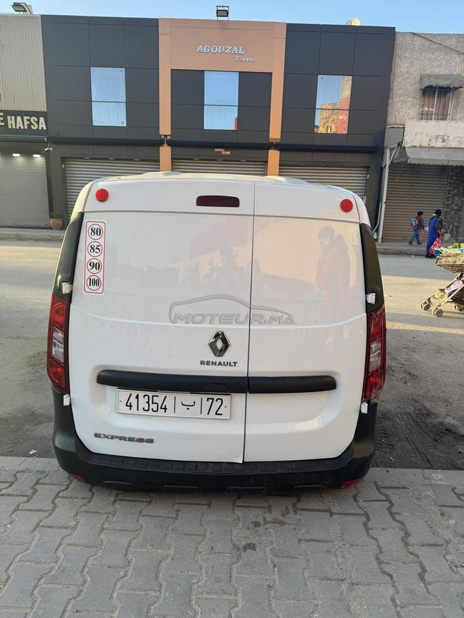 bonjour, je mets en vente ma voiture renault .