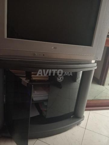 تلفزيون LG مع خزانة تلفزيون بحالة جيدة - 2