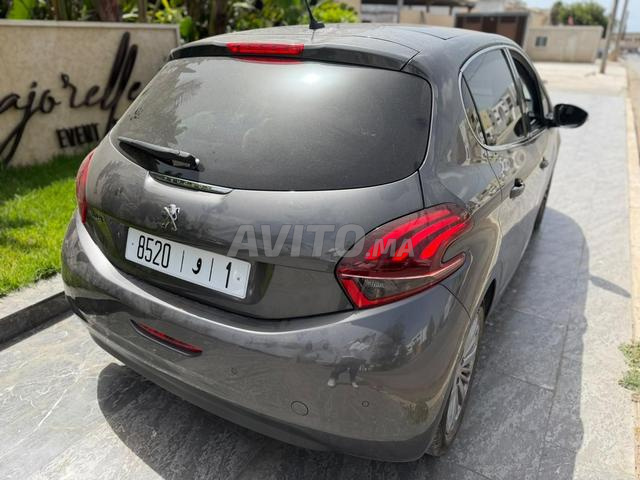 Peugeot 208 premium - 2
