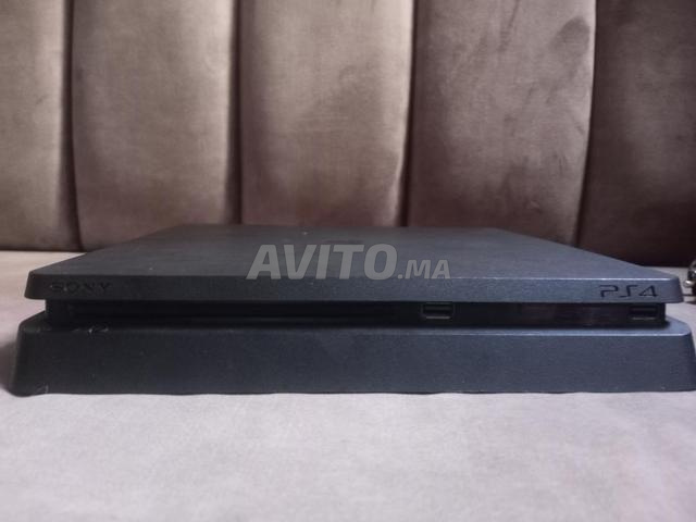 PlayStation 4 Slim - 2