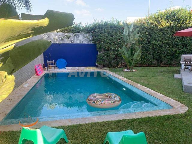 Villa contemporaine avec jardin arboré et piscine