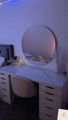منضدة زينة بشيك ومرآة LED - 2