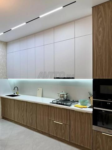مطبخ عصري مصمم خصيصًا