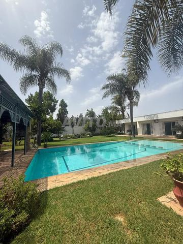 Location Villa avec Jardin et Piscine à Souissi - 2