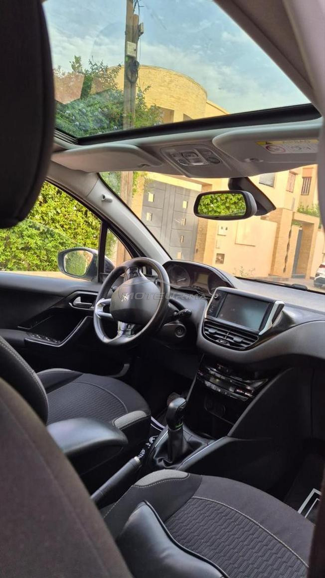 Peugeot 208 white edition  Premiere main
