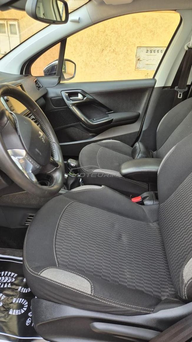 Peugeot 208 white edition  Premiere main