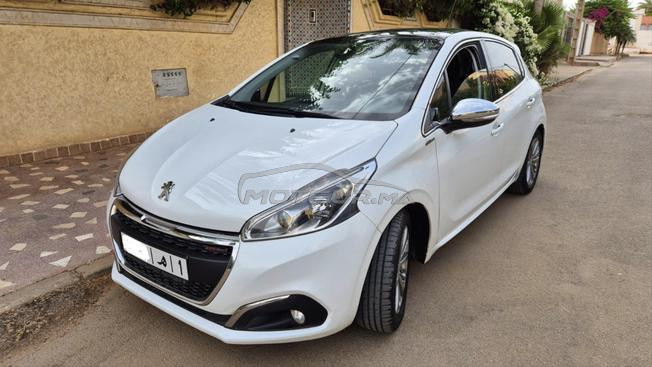 Peugeot 208 white edition  Premiere main