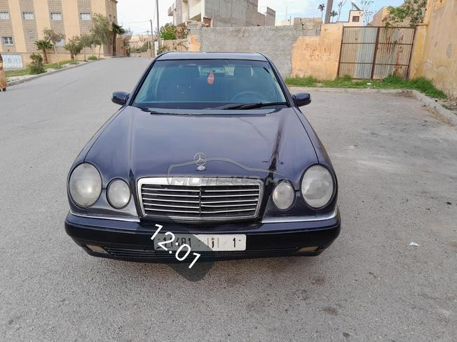 Mercedes 220 très bonne état. 