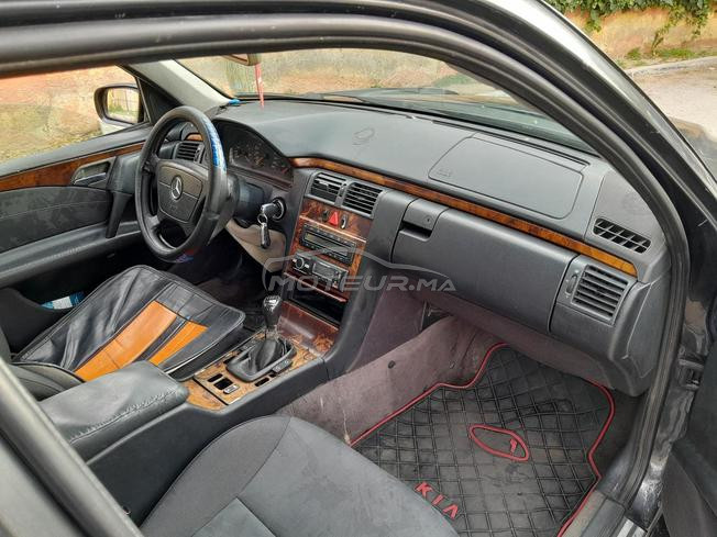 Mercedes 220 très bonne état. 
