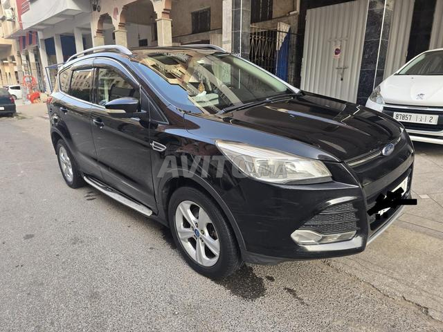 Ford Kuga (couleur noire)