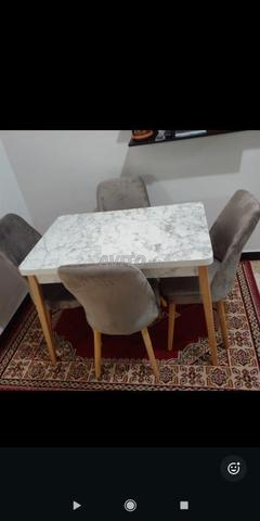 Table à manger moderne avec 4 chaises