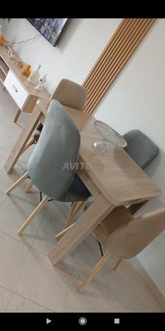 Table à manger moderne avec 4 chaises - 2