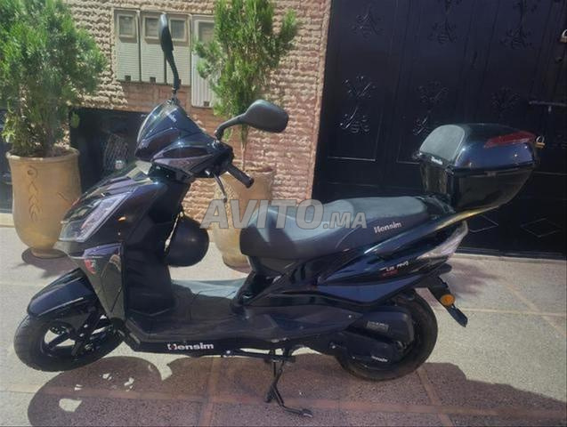 Moto légale sur la route. Et belle - 2