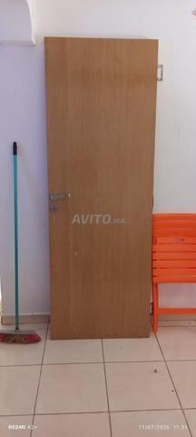 باب من خشب mdf 205.5/73 سم بحالة جيدة