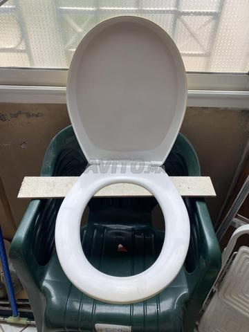 Abattant de toilette en bon état général