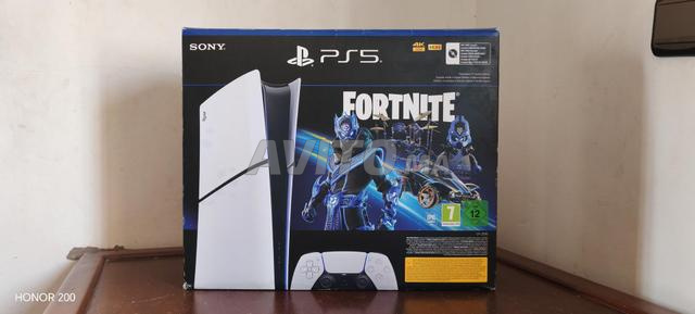 PS5 Slim Digital avec 2 manettes et PS Plus 6 mois - 2