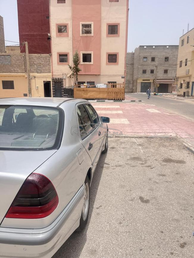 سيارة ميرسديس 220