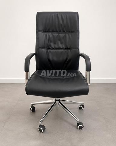 Fauteuil de bureau noir en similicuir