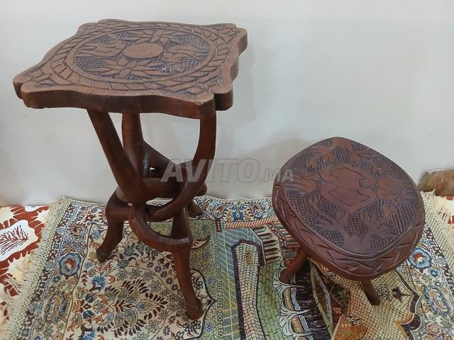 2 tables en bois sculptées à la main - 2
