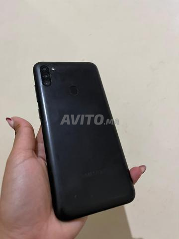 Téléphone Samsung en bon état, contactez-moi sur WhatsApp