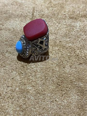Bague en argent neuve avec une pierre rouge et une amulette à l'intérieur - 2