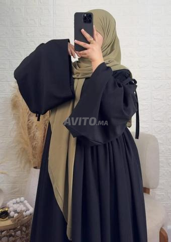 طقم ملابس نسائية أنيقة متوفر بألوان مختلفة