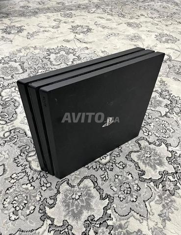PlayStation 4 Pro 1000 Go avec 2 manettes et 3 jeux - 2