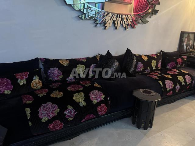 صالون مع طاولة سندريلا وستائر