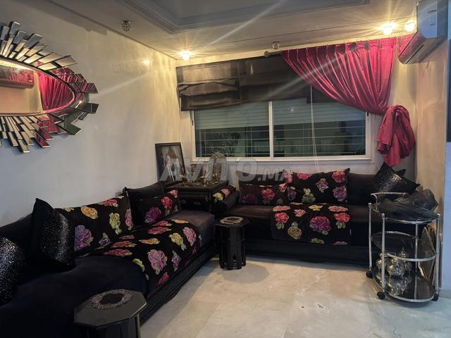 صالون مع طاولة سندريلا وستائر - 2
