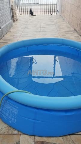 Piscine gonflable de taille moyenne pour 4 personnes - 2