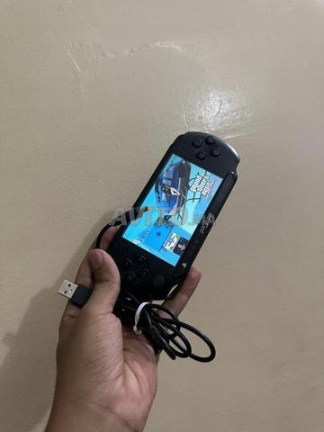 PSP neuve fonctionne bien, flashée, avec jeux - 2