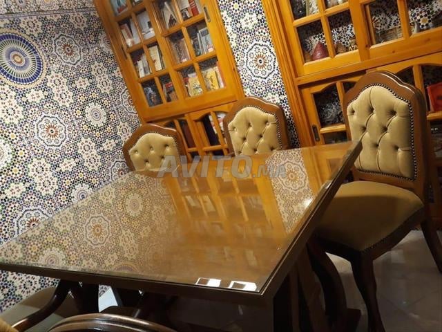 طاولة خشبية / غرفة طعام