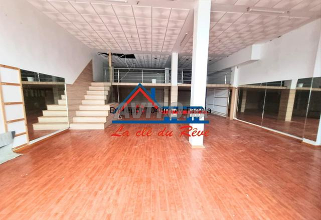 À Louer Entrepôt 1040m Zone Industrille Av. Fadila