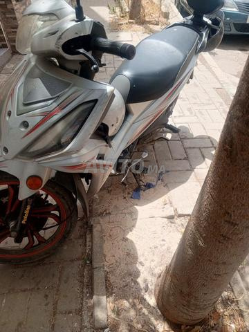 Moto de marque sanya en bon état - 2