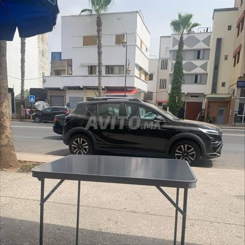 طاولة خفيفة الوزن بألوان متعددة، بما في ذلك الأسود.