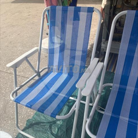 Chaise bleue et blanche pour la plage