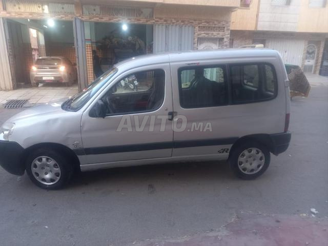 سيارة لا تزال نظيفة للعمل - 2