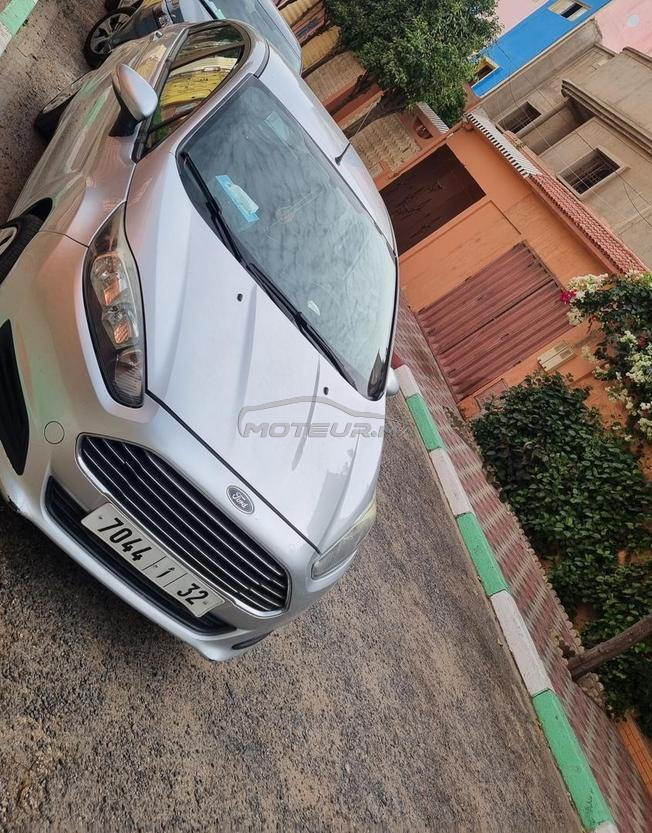 Ford Fiesta en très bon état.