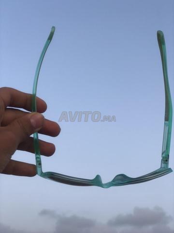 نظارات شمسية اللون أخضر