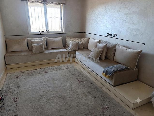 صالون مغربي كامل بسجادة متناسقة بحالة جيدة