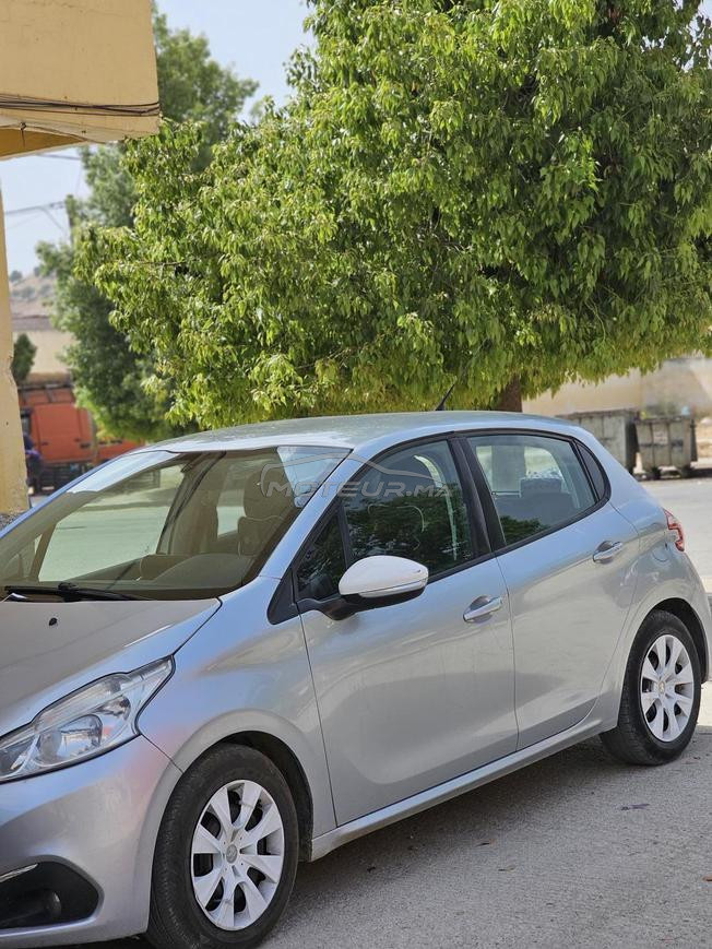 peugeot 208 modèle 2013.