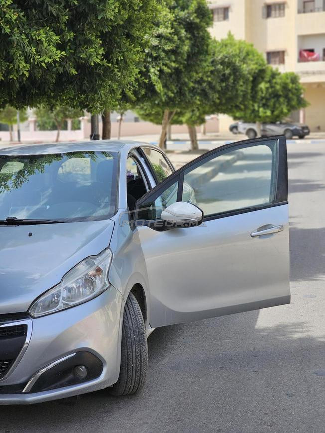 peugeot 208 modèle 2013.