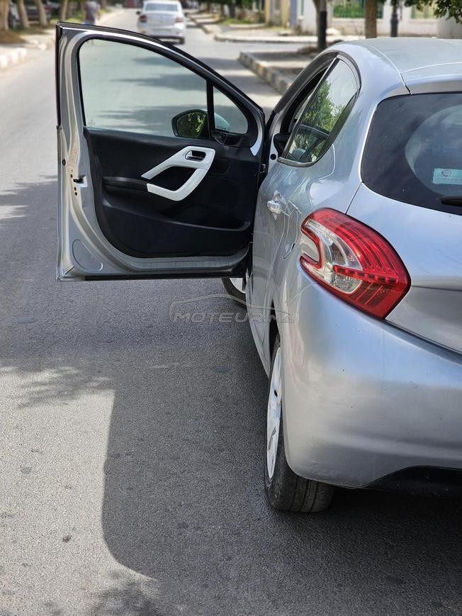 peugeot 208 modèle 2013.