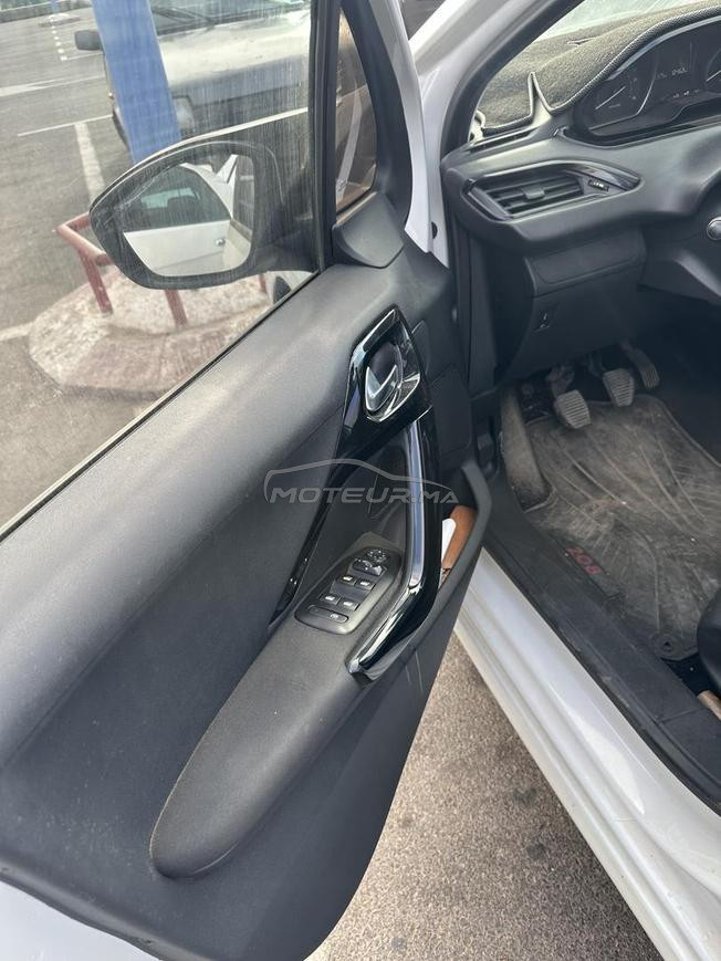 peugeot 208 white edition