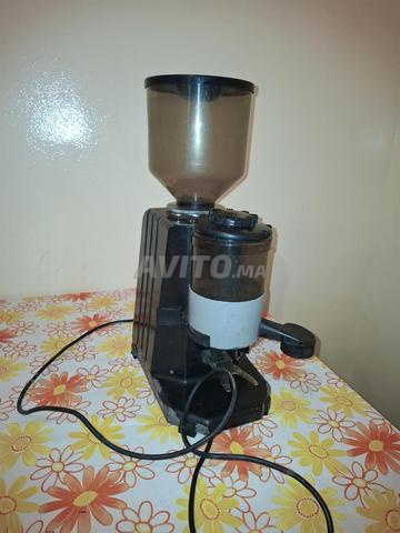 مطحنة قهوة من ماركة Nuova Simonelli