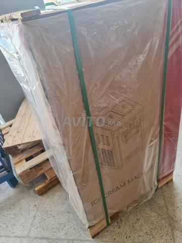 ثلاجة زجاج شبه جديدة